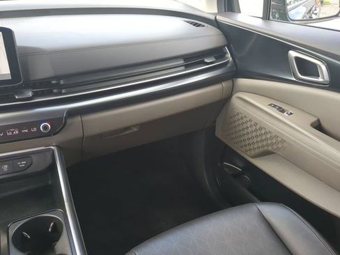 Used 2025 Kia Carnival FWD image 17