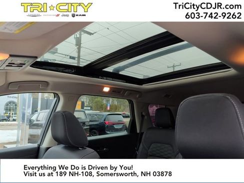 Used 2022 Nissan Pathfinder SV w/ SV Premium Package image 28