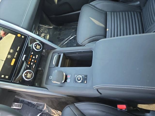 Used 2025 Land Rover Discovery Dynamic SE AWD/4WD image 24