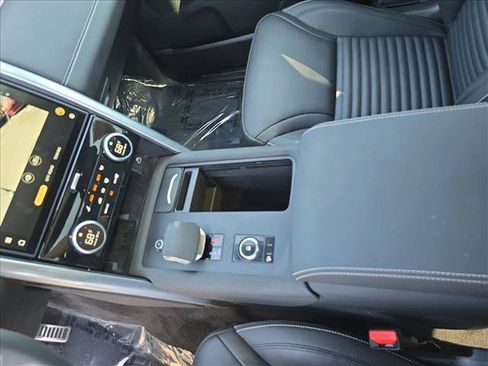 Used 2025 Land Rover Discovery Dynamic SE AWD/4WD image 24