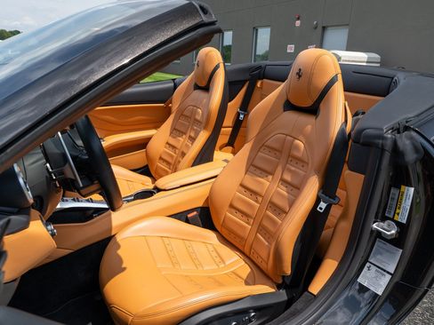 Used 2018 Ferrari California T RWD image 31