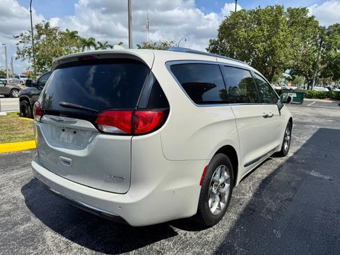 Used 2017 Chrysler Pacifica Limited w/ Advanced Safetytec Group FWD image 4