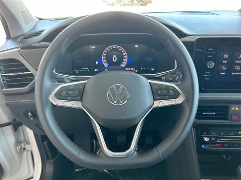 New 2026 Volkswagen Taos SE image 18