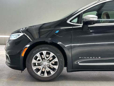 Used 2023 Chrysler Pacifica Pinnacle FWD image 5