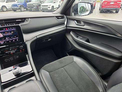 Used 2025 Jeep Grand Cherokee 4WD image 11