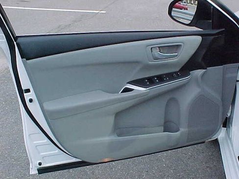 Used 2016 Toyota Camry LE FWD image 22