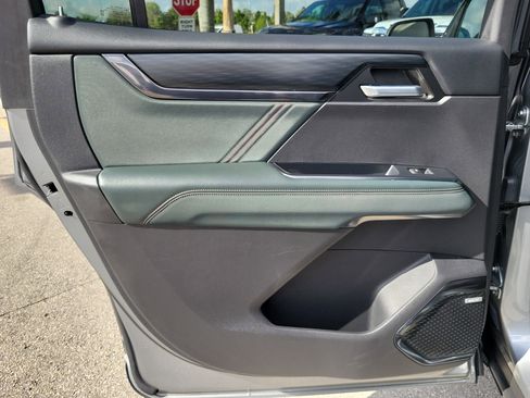 Used 2024 GMC Acadia AT4 w/ Luxury Package image 12