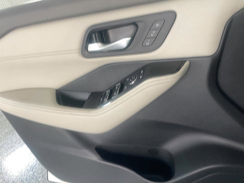 Used 2025 Nissan Rogue SL w/ Tech Package image 9