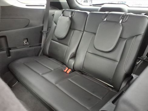 Used 2022 Ford Explorer XLT w/ Equipment Group 202A image 9