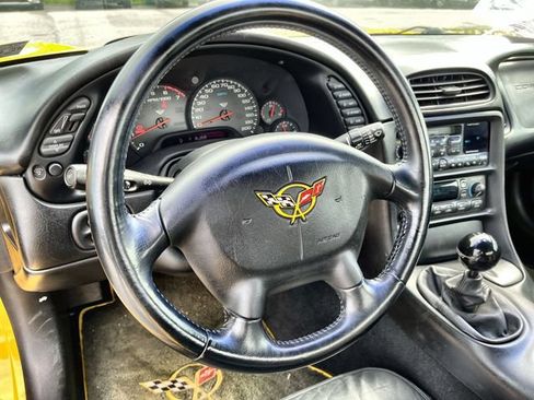 Used 2002 Chevrolet Corvette Convertible w/ Preferred Equipment Group2 RWD image 12