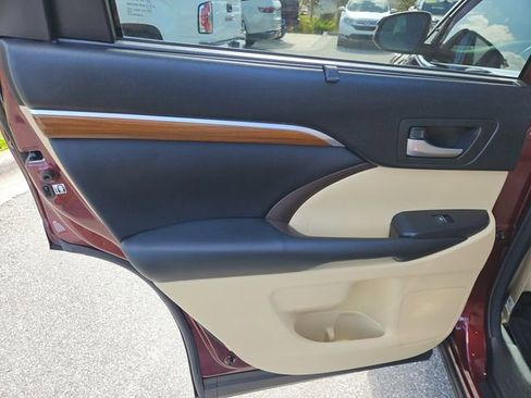 Used 2018 Toyota Highlander Limited FWD image 13