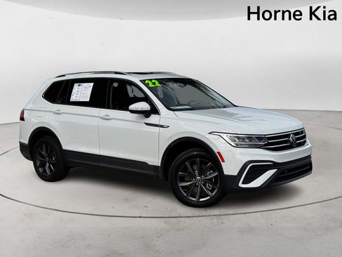 Used 2022 Volkswagen Tiguan SE image 2