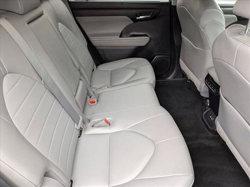 Used 2022 Toyota Highlander XLE AWD/4WD image 21