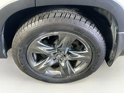 Used 2018 Toyota Highlander Limited Platinum AWD/4WD image 11