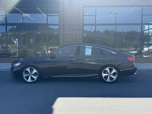 Used 2018 Honda Accord Touring image 3