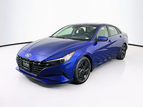 Used 2022 Hyundai Elantra SEL w/ Convenience Package FWD image 3