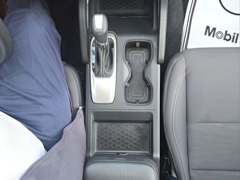 Used 2024 Nissan Frontier SV image 16