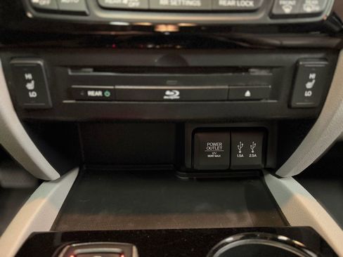 Used 2016 Honda Pilot Touring image 8