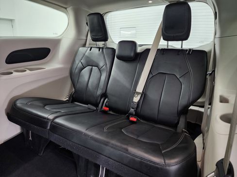 Used 2024 Chrysler Pacifica Touring-L image 9