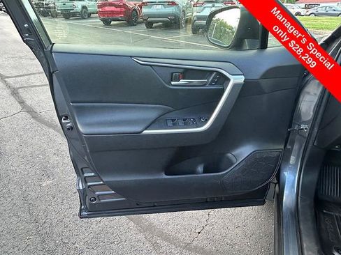 Used 2022 Toyota RAV4 XLE Premium image 12