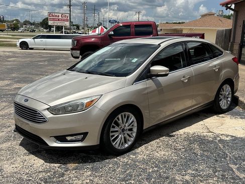 Used 2017 Ford Focus Titanium FWD image 4