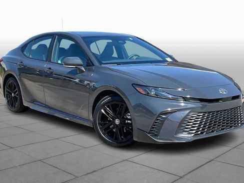 Used 2025 Toyota Camry SE image 3