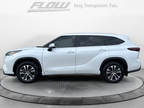Used 2025 Toyota Highlander XLE AWD/4WD image 4
