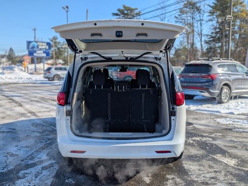Used 2023 Chrysler Voyager LX image 40