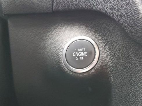 Used 2025 Volvo XC40 B5 Core image 16