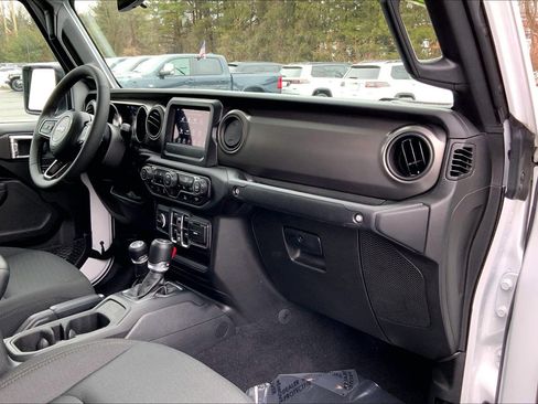 Certified 2023 Jeep Gladiator Sport AWD/4WD image 14