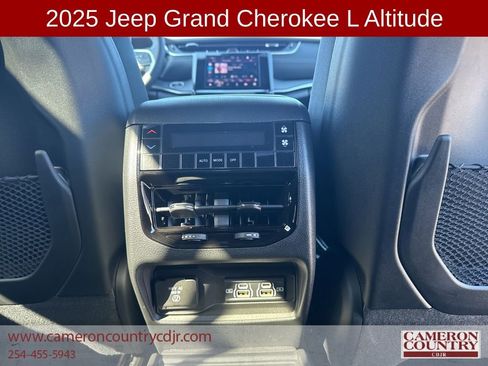 New 2025 Jeep Grand Cherokee L Laredo image 21