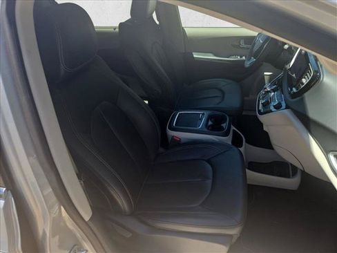 Used 2024 Chrysler Pacifica Touring-L FWD image 22