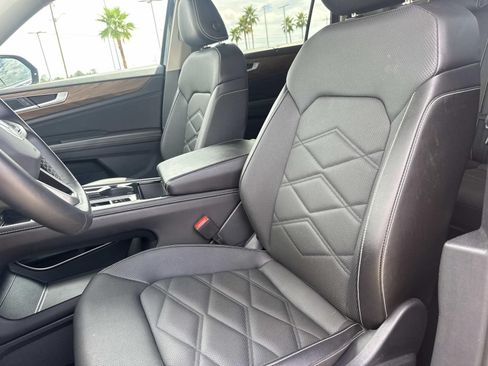 Used 2025 Volkswagen Atlas SE FWD image 16