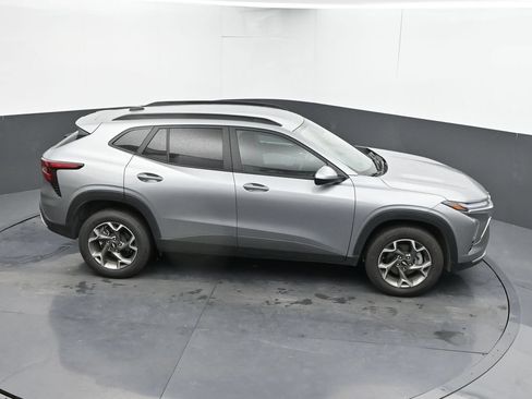 Used 2025 Chevrolet Trax LT FWD image 28