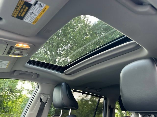 Used 2022 Toyota Highlander XLE AWD/4WD image 22