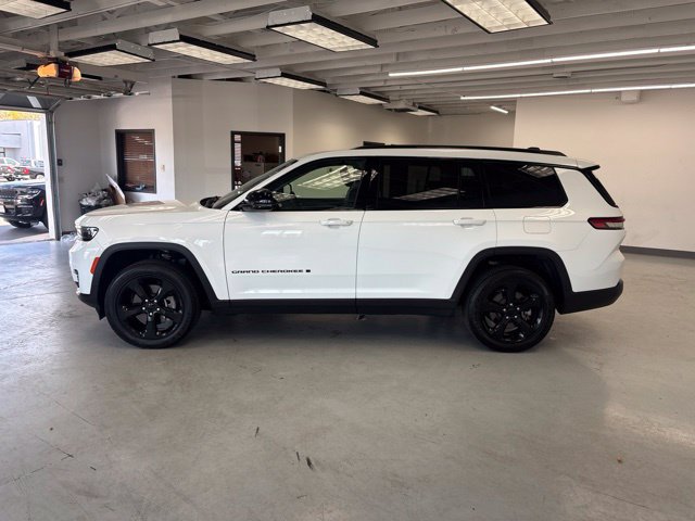 Used 2024 Jeep Grand Cherokee L Limited w/ Black Appearance Package AWD/4WD image 5