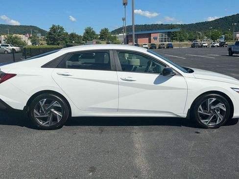 Certified 2025 Hyundai Elantra SEL FWD image 4