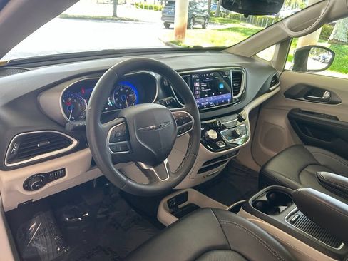 Used 2024 Chrysler Pacifica Touring-L FWD image 7