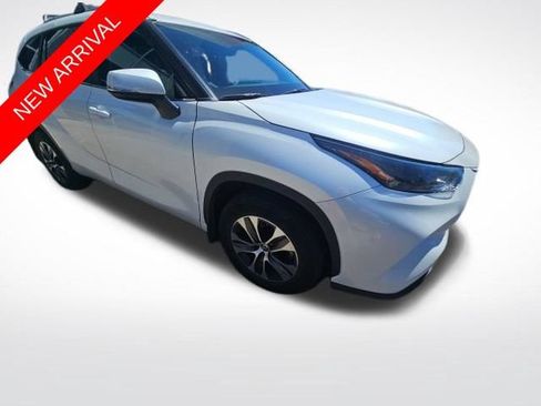 Used 2023 Toyota Highlander XLE AWD/4WD image 1