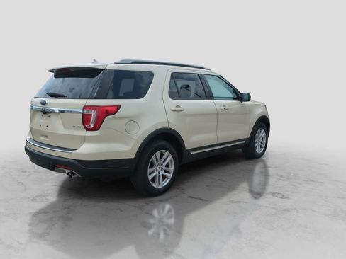 Used 2018 Ford Explorer XLT w/ Equipment Group 202A AWD/4WD image 8