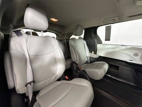Used 2025 Toyota Sienna XLE image 42