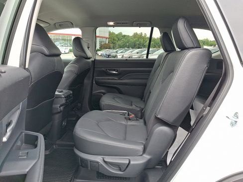 Used 2024 Toyota Grand Highlander XLE image 11