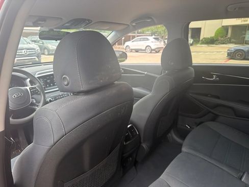Used 2020 Kia Sorento LX FWD image 11