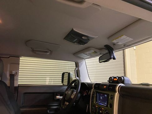 Used 2014 Toyota FJ Cruiser 4WD w/ Convenience Package image 20