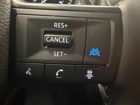 Used 2025 Nissan Rogue SV FWD image 33