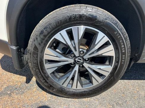 Used 2023 Nissan Rogue SV image 11