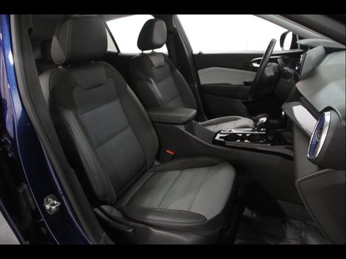 Used 2024 Chevrolet Trax LT w/ Sunroof Package image 15