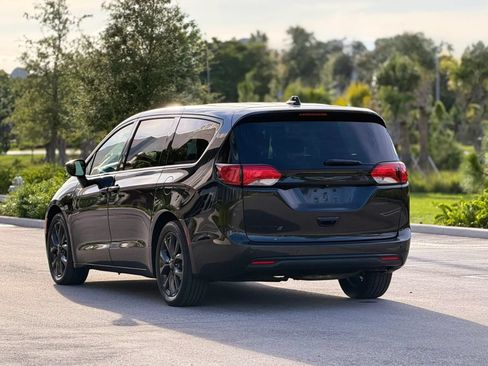 Used 2020 Chrysler Pacifica Touring w/ S Appearance Package FWD image 7