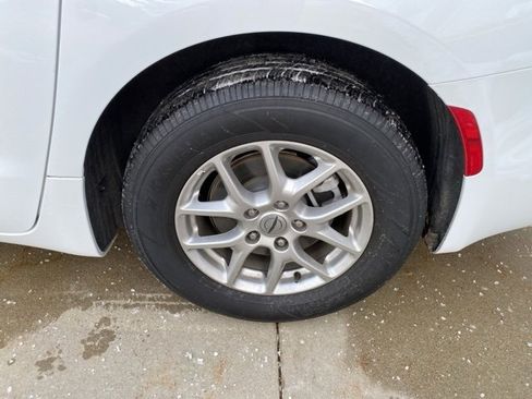 Certified 2025 Chrysler Pacifica Select image 12