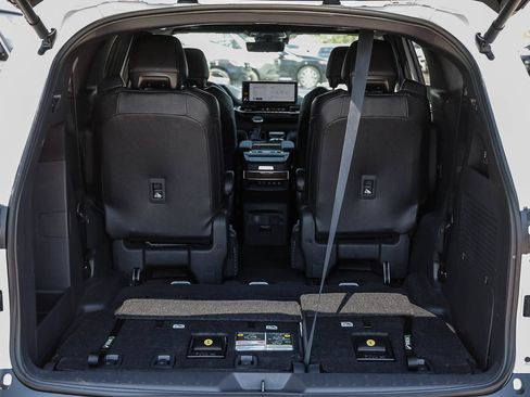 Used 2025 Toyota Sienna Platinum AWD/4WD image 27